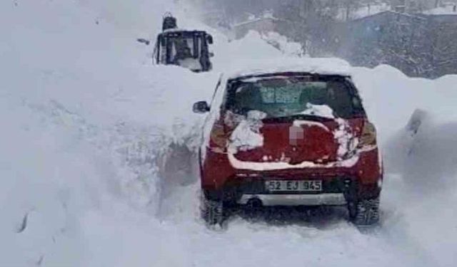 Çatak’ta çığ düştü: Sürücü son anda kurtuldu