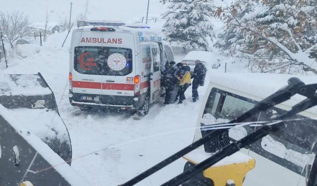 Hakkari’de yolda kalan ambulansın imdadına ekipler yetişti