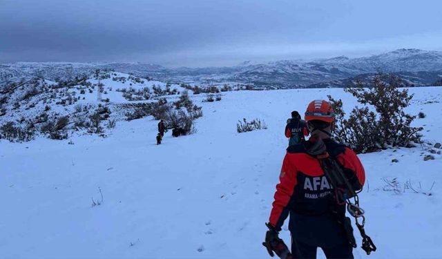 Çoban ve 9 keçisi, 3 gündür mahsur kaldığı yerden kurtarıldı