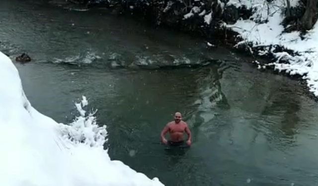 Aynı vadide su samurları ve buz gibi suda yüzen gençler dikkat çekti