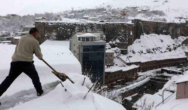 Bitlis’te çatılarda kar küreme seferberliği