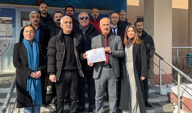 Yüksekova Esnaf ve Sanatkârlar Odası Başkanı Sarı mazbatasını aldı