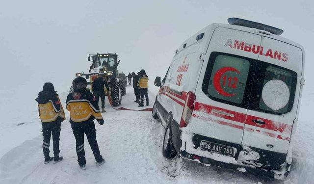 Kars’ta kar esareti: Karda mahsur kalan ambulansların imdadına özel idare yetişti