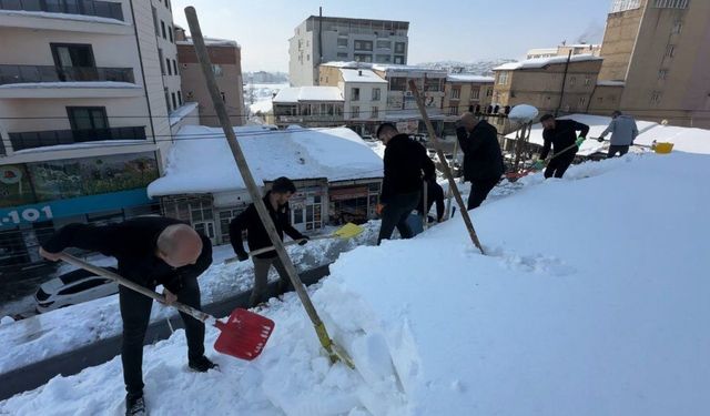 Yüksekova’da  AVM Çatısında 20 Kişilik Karla Mücadele