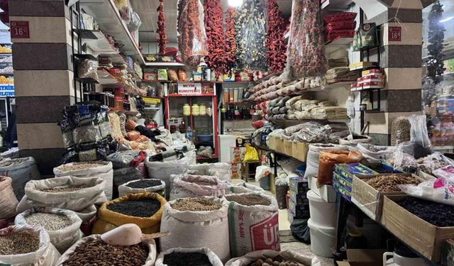 Kar yağışı vatandaşın kuru yemişe talebini arttırdı