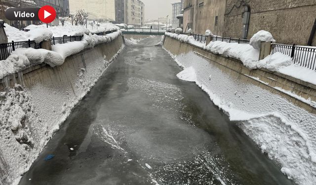 Yüksekova’da Büyükçay Deresi dondu