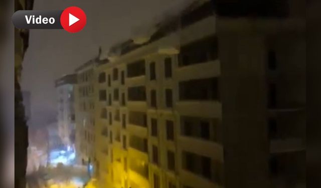 Şemdinli’de çatıdan düşen kar kütlesi mahalleyi elektriksiz bıraktı