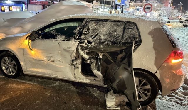 Yüksekova’da Maddi Hasarlı Trafik Kazası Meydana Geldi