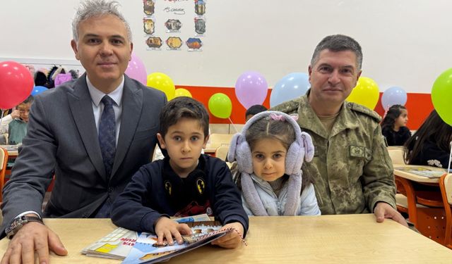 Yüksekova’da 28 bin öğrenci karne heyecanı yaşadı