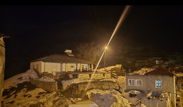 Derecik'te yangın: Bir ev kullanılmaz hale geldi