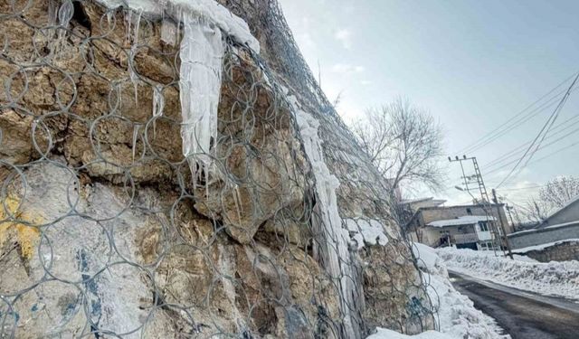 Hakkari’de dondurucu soğuklar