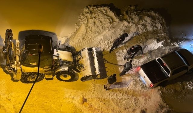 Kamyonet, belediye ekiplerinin çalışmasıyla kurtarıldı