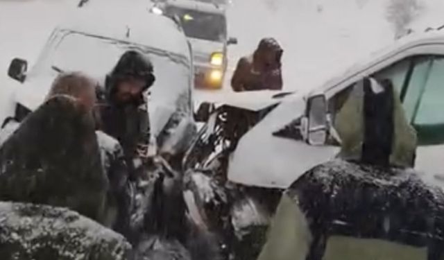Yüksekova’da buzlanan yolda iki kamyonet çarpıştı