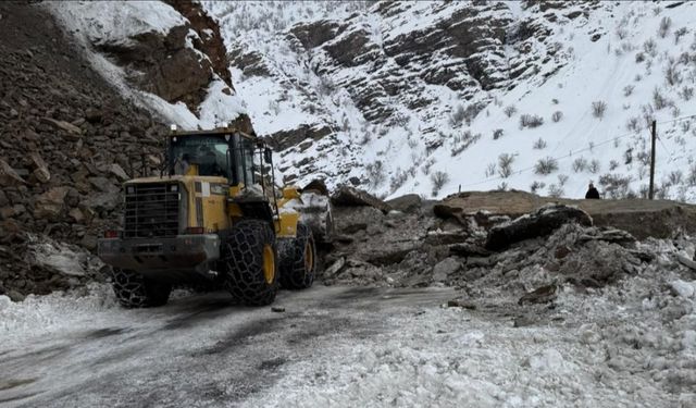 Hakkari-Çukurca karayolu ulaşıma kapandı!