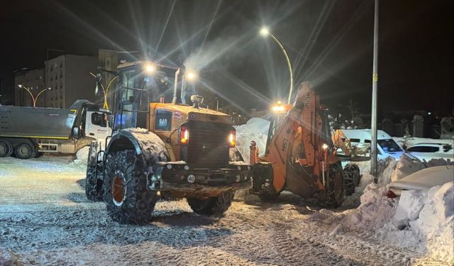 Karayolları ekiplerinden İpek Yolu’nda karla mücadele