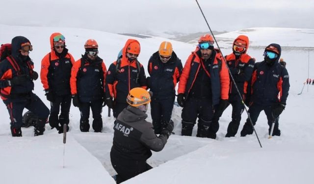 Hakkâri AFAD personeli Van’daki çığ eğitimine katıldı