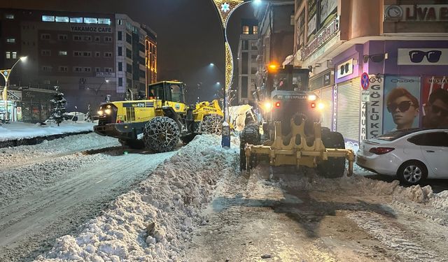 Yüksekova Belediyesi’nden Yoğun Kar Mesaisi
