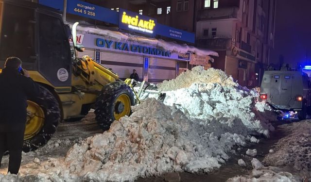 Çatıdan Düşen Kar Kütlesi Paniğe Yol Açtı