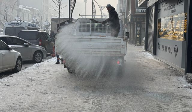 Yüksekova’da Buzlanmaya Karşı Tuzlama ve Kar Temizleme Çalışmaları Sürüyor