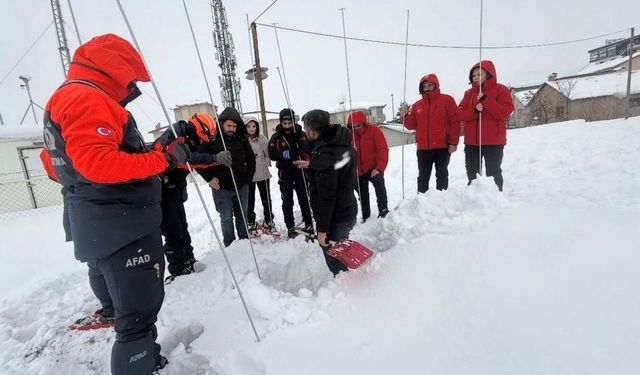 AFAD, Hakkâri’de Arama Kurtarma Personeline Çığ Eğitimi Verdi