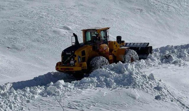 Hakkari’de Kar Alarmı: 51 Yerleşim Yerine Ulaşım Kesildi