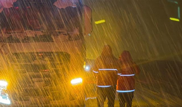 Muş’ta kar ve tipi: Yolda mahsur kalan 180 kişinin imdadına Kızılay yetişti