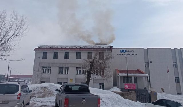 Yüksekova’da Okul Bacasındaki Duman Üzerine Belediye Ekipleri Denetim Yaptı