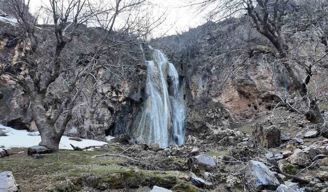 Şırnak’ta kar eridi, şelaleler coştu