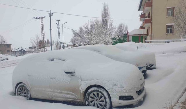 Başkale’de araçlar kara gömüldü: 32 yerleşim yerinin yolu ulaşıma kapandı