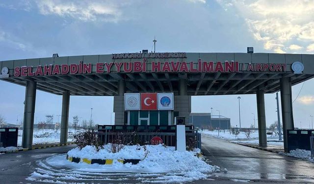 Yüksekova'da olumsuz hava koşulları uçuşları etkiledi