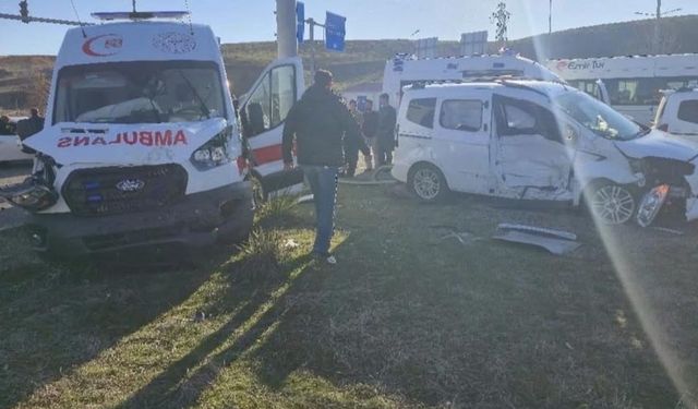 Bingöl’de ambulans ile hafif ticari araç çarpıştı: 5 yaralı