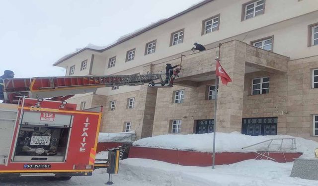 Yüksekova'da İlk Ders Zili Öncesi Okullarda Kar Temizliği