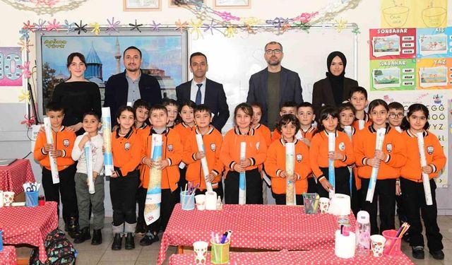 Çatak’ta öğrencilere dünya ve Türkiye haritaları dağıtıldı