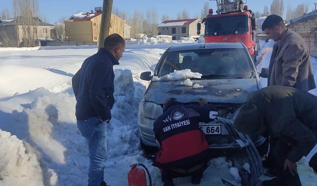 Van’da seyir halindeki otomobil yandı