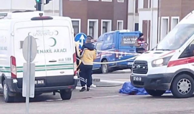 Otomobilin çarptığı motosikletli hayatını kaybetti