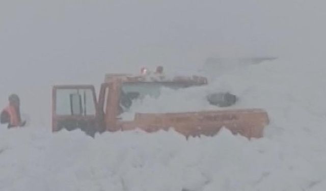 Muş-Kulp kara yolunda iş makinesinin üzerine çığ düştü
