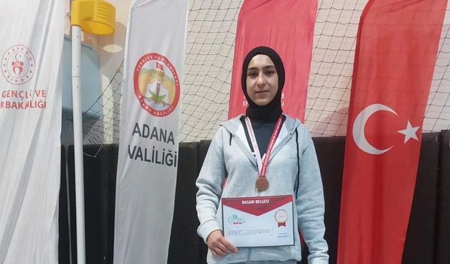 Özalplı öğrenci bilek güreşinde Türkiye üçüncüsü oldu