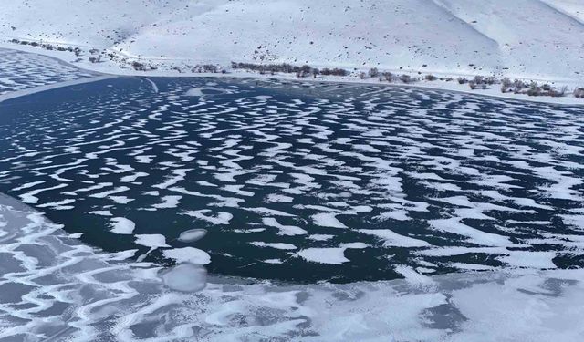 Nazik Gölü’nün donan yüzeyi görsel şölen sunuyor