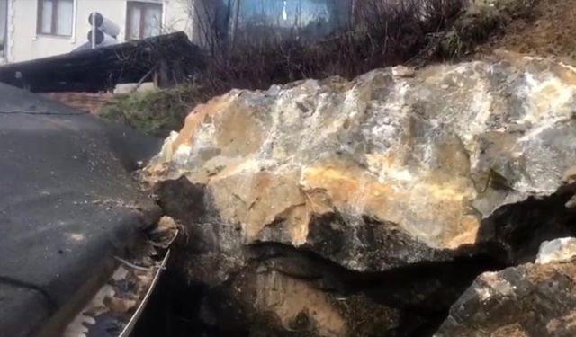 Dev kaya parçası evin çatısına düştü