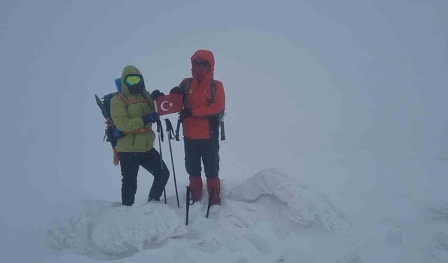 Dağcılar Bubi Dağı’na kış tırmanışı yaptı, zirvede kar mağarası oluşturdu
