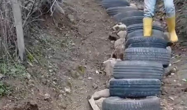 Camiye ulaşmak için araba lastiğinden merdiven yaptılar