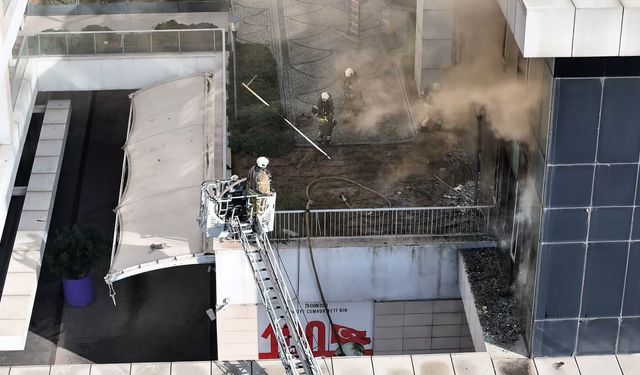 Bağcılar’da alışveriş merkezinin içindeki gece kulübünden alevler yükseldi