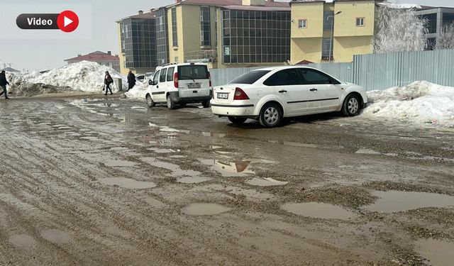 Yüksekova’da Hastane Yolu Köstebek Yuvasına Döndü