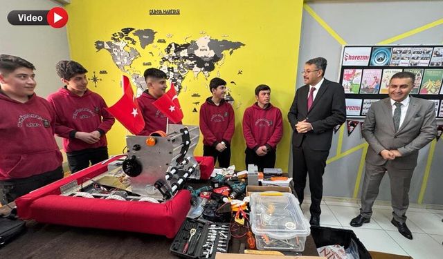 Vali Ali Çelik, Yüksekova’da öğrencilerin projelerini inceledi