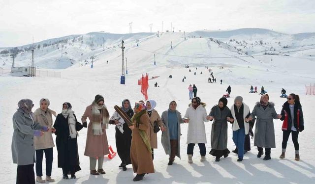 Kursiyer kadınlar kızakla kayıp halay çekmenin keyfini çıkardı