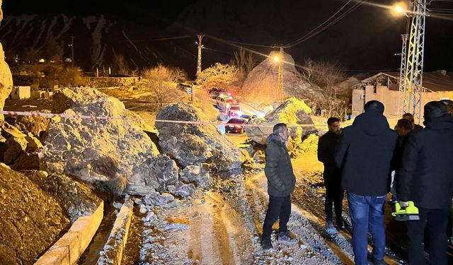 Hakkari’de dev kayalar mahalle yoluna düştü