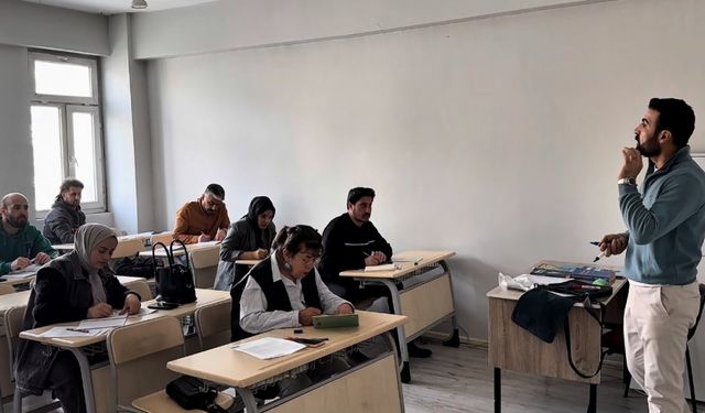 Yüksekova’da Halk Eğitimi Merkezi'nde Kürtçe Seferberliği