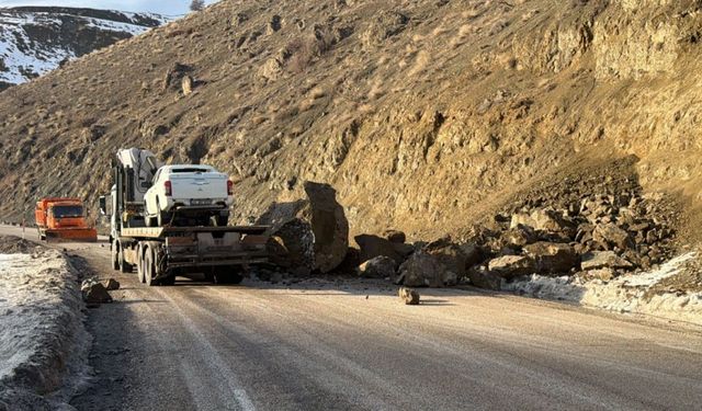 Yüksekova–Van Karayolunda Tehlikeli Heyelan: Kaya Parçaları Yolu Kapladı