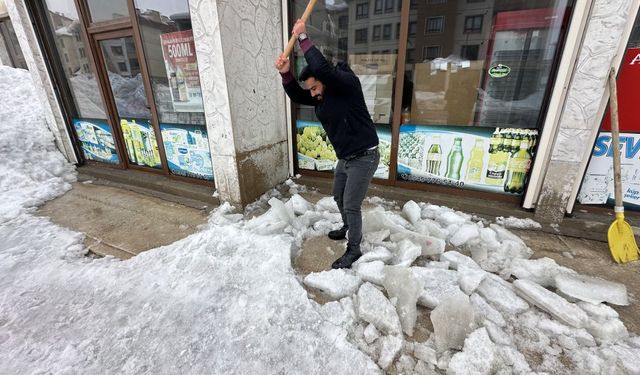 Yüksekova’da Buz Mesaisi: Esnaf İş Yerlerinin Önünü Temizliyor