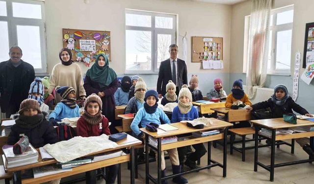 Niğdeli kadınlar Ahlatlı köy çocuklarının içini ısıttı